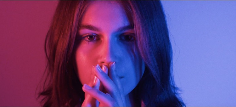 Кайя Гербер впервые снялась в музыкальном видео