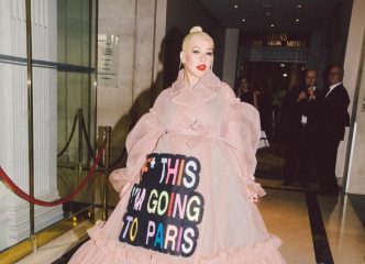 Эпоха мемов и нецензурщины: Кристина Агилера произвела фурор на модном шоу Viktor & Rolf