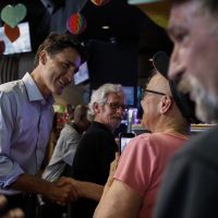 Трюдо стал первым канадским премьер-министром, посетившим гей-бар