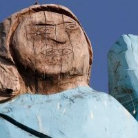 “Смурфетка”: в Словении появилась забавная статуя Меланьи Трамп