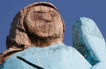 "Смурфетка": в Словении появилась забавная статуя Меланьи Трамп