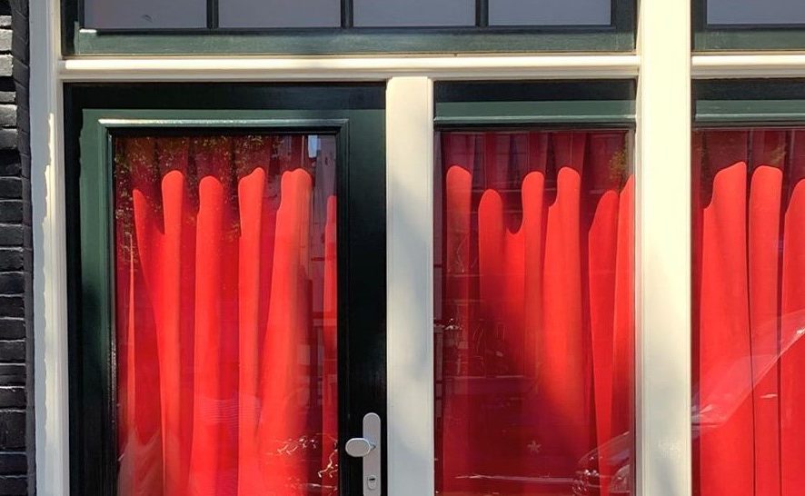 Жрицы любви в Амстердаме выступают против закрытия квартала красных фонарей