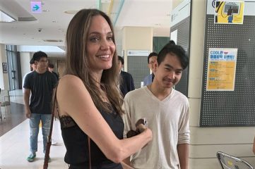 "Стараюсь не плакать": Анджелина Джоли эмоционально провожает сына в университет
