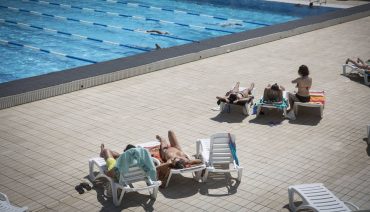 Женщинам разрешили плавать топлесс в бассейнах Барселоны