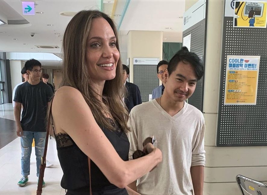 "Стараюсь не плакать": Анджелина Джоли эмоционально провожает сына в университет