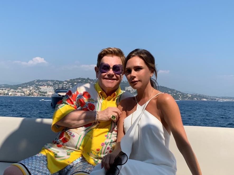 Счастливое лето: Дэвид и Виктория Бекхэм отдыхали на яхте Элтона Джона
