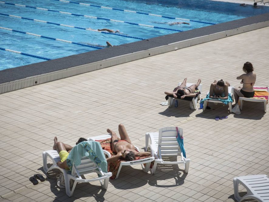 Женщинам разрешили плавать топлесс в бассейнах Барселоны