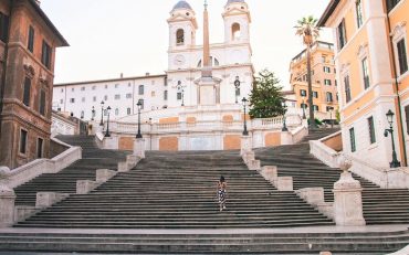 В Риме туристам запретили сидеть на знаменитой Испанской лестнице