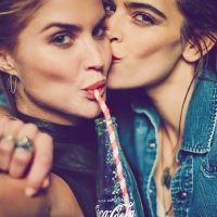 Реклама Coca-Cola с однополыми парами вызвала резонанс в Венгрии