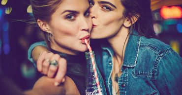 Реклама Coca-Cola с однополыми парами вызвала резонанс в Венгрии