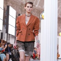 Переливающиеся блузки и платья поверх брюк: Chloe презентовали колекцию весна-лето 2020