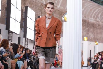 Переливающиеся блузки и платья поверх брюк: Chloe презентовали колекцию весна-лето 2020
