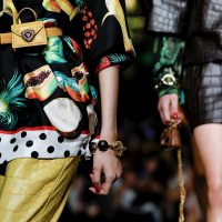 Цепочки, серьги-кольца и крупные очки: главные аксессуары с Недели моды в Милане