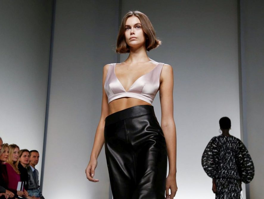 Оптический принт и асимметричные юбки: Givenchy представили весенне-летнюю коллекцию