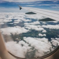 Плейлист для путешествия: что слушать в самолете