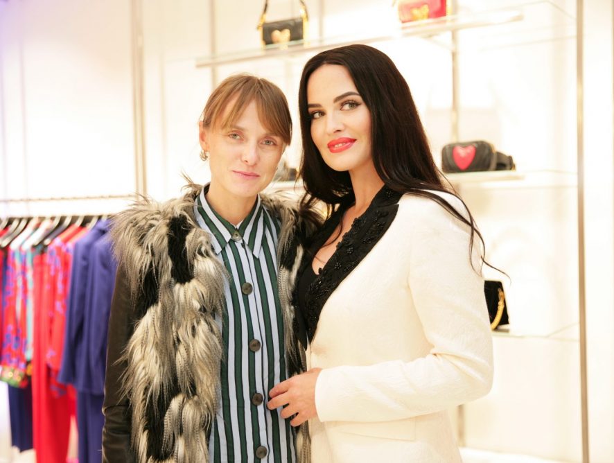 Даша Астафьева в костюме кремового цвета посетила открытие бутика ESCADA