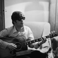 День рождения Джона Леннона: топ-7 легендарных песен основателя The Beatles
