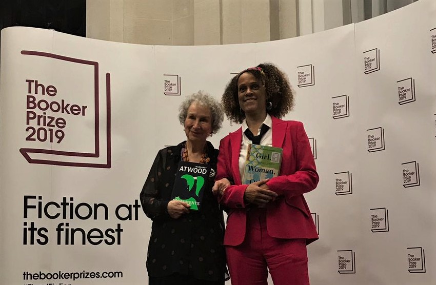 Нарушили правила: Букеровскую премию 2019 присудили сразу двум авторам