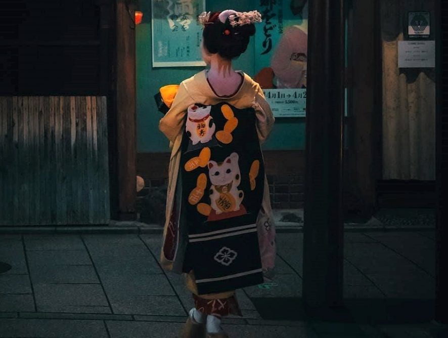 В японском Киото туристам запретили досаждать гейшам