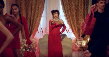 Джоан Коллинз с подарками зажигает в праздничной кампании Valentino