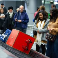 Неординарный чемодан: Сеть покорило видео необычного багажа в “Борисполе”
