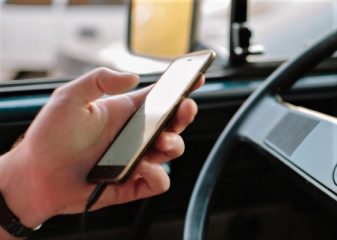 В Австралии за водителями, пользующимися мобильным за рулем, проследят камеры