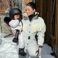 Юная спортсменка: Кайли Дженнер учит полуторагодовалую дочь кататься на сноуборде