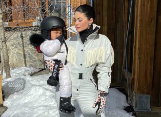 Юная спортсменка: Кайли Дженнер учит полуторагодовалую дочь кататься на сноуборде