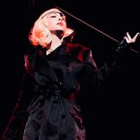 Не смогла сдержать слез: Мадонна упала со стула во время выступления