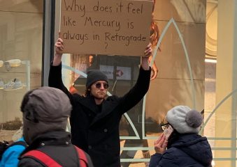 Чуваки с табличками: Сет и Бэт в Нью-Йорке протестуют против всего на свете