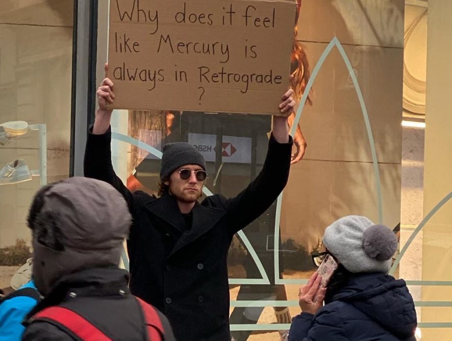 Чуваки с табличками: Сет и Бэт в Нью-Йорке протестуют против всего на свете