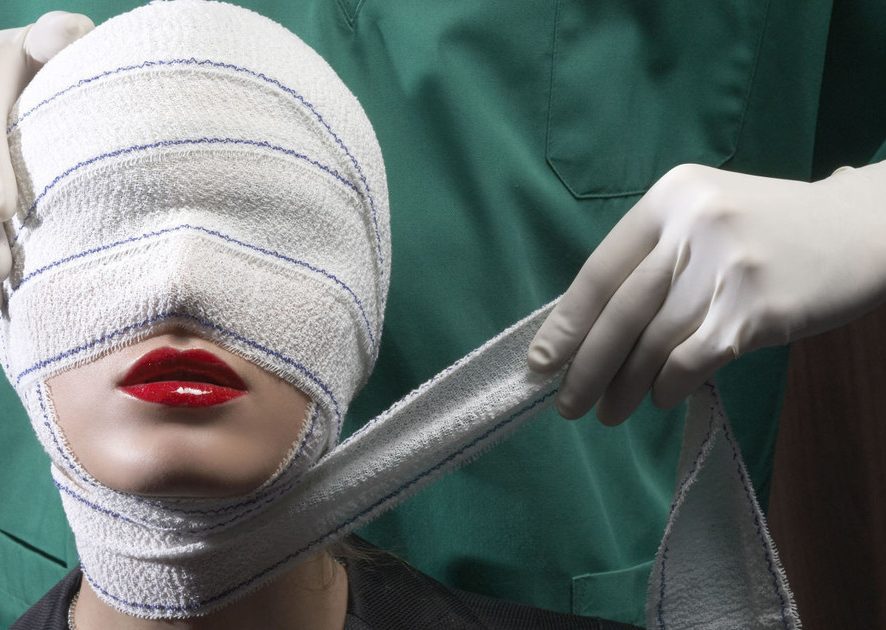 Пластический хирург назвал пять самых популярных операций среди украинок