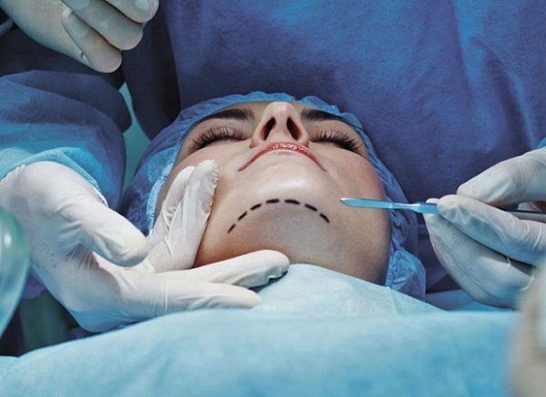 Пластический хирург назвал пять самых популярных операций среди украинок
