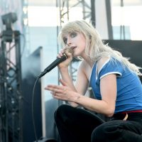 Голышом в лесу: фронтвумен Paramore выпустила первый сольный клип