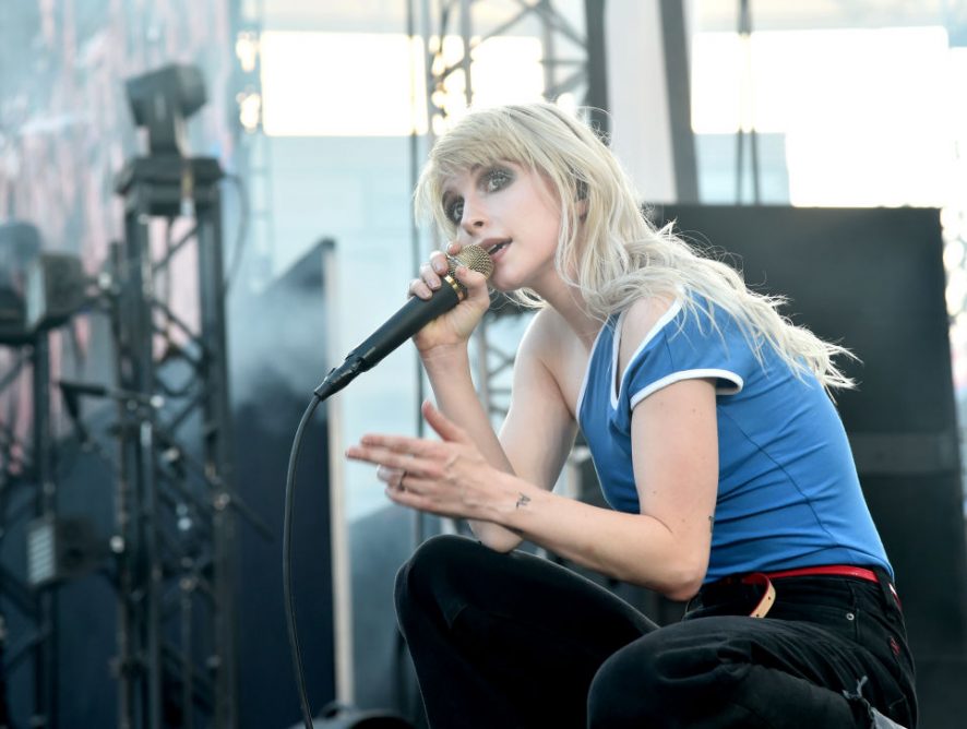 Голышом в лесу: фронтвумен Paramore выпустила первый сольный клип