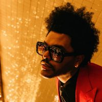 Гонит по трассе и танцует: The Weeknd представил клип на песню Blinding Lights