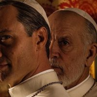 Сцену из сериала “Новый Папа” сочли оскорбительной в Венеции