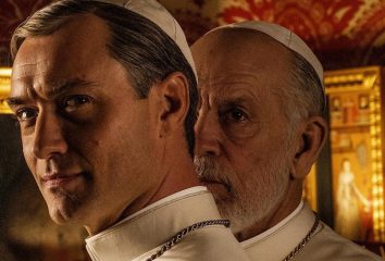 Сцену из сериала "Новый Папа" сочли оскорбительной в Венеции