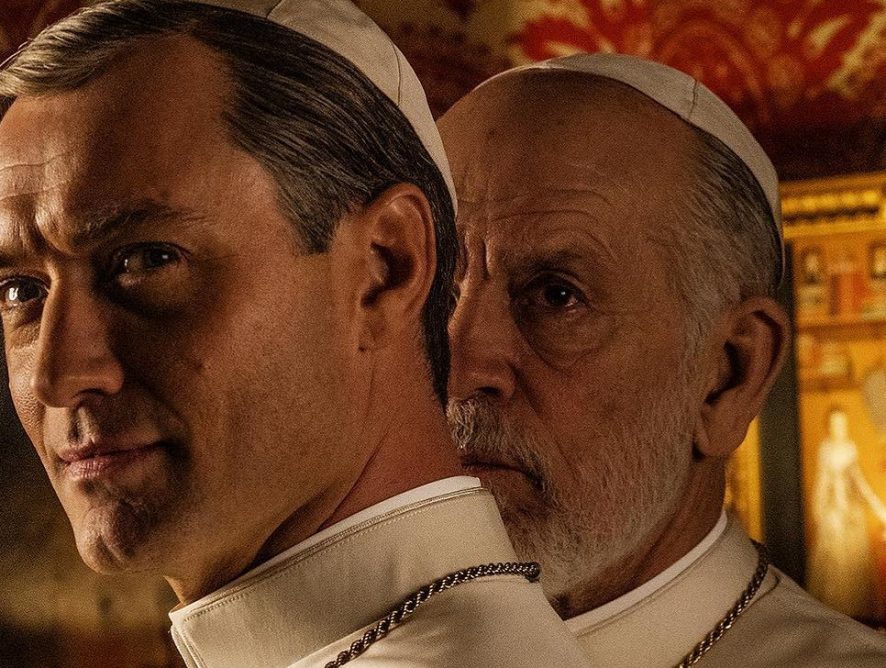 Сцену из сериала "Новый Папа" сочли оскорбительной в Венеции