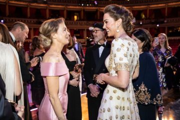 Кружевной комбинезон, сиреневое платье и страусиные перья: лучшие наряды гостей BAFTA 2020