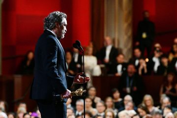"Наш главный дар — говорить": трогательная речь Хоакина Феникса на вручении "Оскара"