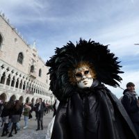 Коронавирус в Италии: карнавал закрыли раньше времени, а Armani провел показ без зрителей