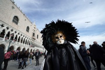 Коронавирус в Италии: карнавал закрыли раньше времени, а Armani провел показ без зрителей