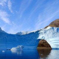 Гренландия планирует продавать талую воду с ледников