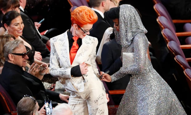 Ди Каприо, Феникс и Питт: на аукционе выставили костюм с "Оскара" с подписями звезд