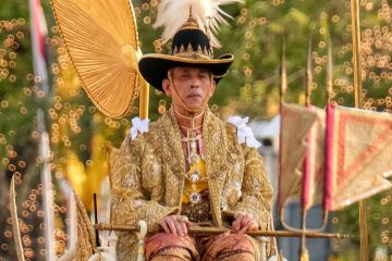 Король Таиланда самоизолировался с 20 наложницами в отеле