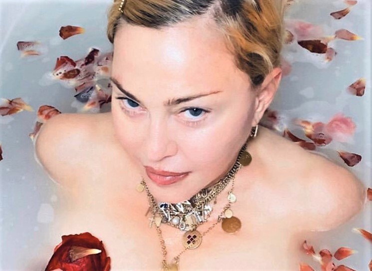 "Великий уравнитель": Мадонна записала видеообращение в ванной