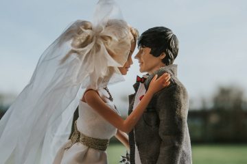 Фотограф создала впечатляющую свадебную историю с куклами Барби