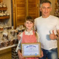 Юная киевлянка испекла тысячу куличей и установила рекорд Украины