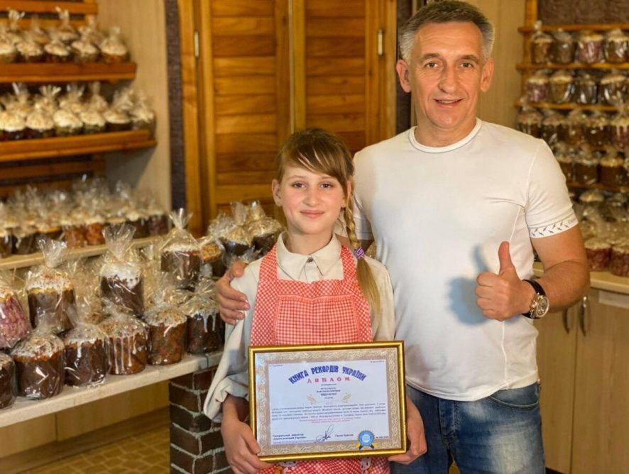 Юная киевлянка испекла тысячу куличей и установила рекорд Украины